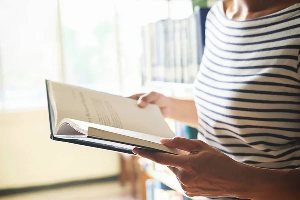 Mujer Asiática Leyendo Libro Biblioteca Concepto Lectura — Foto de Stock