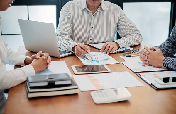 Стартап-партнеры работают в повседневной одежде, обсуждают идеи новой стратегии развития
.