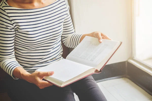 Mujer Está Leyendo Rezando Sobre Biblia — Foto de Stock