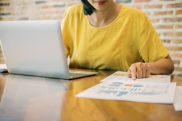 Стартап-партнеры работают в повседневной одежде, обсуждают идеи новой стратегии развития
.