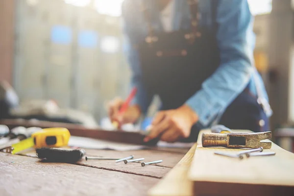 Tischler Der Der Tischlerei Holzbearbeitungsmaschinen Arbeitet Ein Mann Arbeitet Einer — Stockfoto