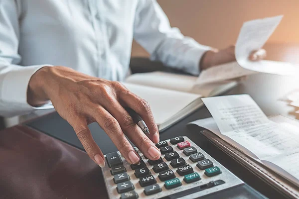 Kobieta Rachunków Kalkulator Kobieta Pomocą Kalkulatora Obliczania Rachunków Przy Stole — Zdjęcie stockowe