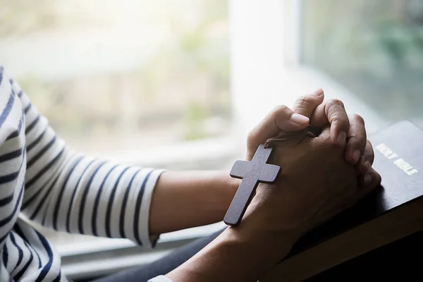 Mujer Cristiana Rezando Sagrada Biblia Las Manos Dobladas Oración Una — Foto de Stock