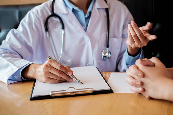 Paciente Ouvindo Atentamente Médico Sexo Masculino Explicando Sintomas Paciente Fazendo — Fotografia de Stock