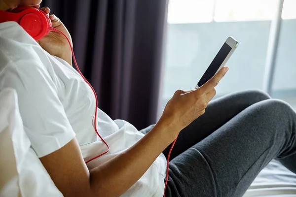 Jovem Mulher Bonita Apreciando Música Por Tablet Relaxar Cama Quarto — Fotografia de Stock