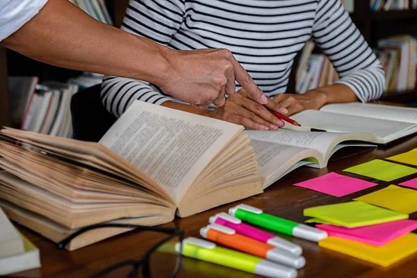 Concepto Educativo Estudiantes Estudiando Haciendo Una Lluvia Ideas Sobre Concepto — Foto de Stock