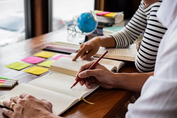 Utbildning Konceptet Studenter Studerar Och Brainstorming Campus Konceptet Närbild Studenter — Stockfoto