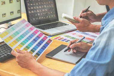Grafik tasarım renk örneklerini ve bir masa üzerine tablet ile. Grafik tasarımcı bir şey tablet vasıl belgili tanımlık yazıhane iş araçları ve aksesuarları ile çizim.