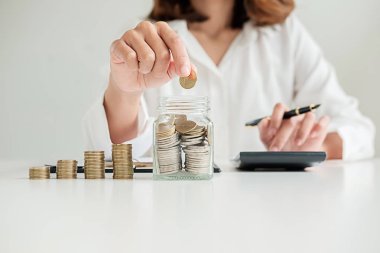 Paralar finans ve bankacılık anlayışı ile iş erkek ve kadın için satır. Uluslararası Finansal danışmanlık bir metafor.