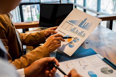 Yönetici iş adam Mali denetim ve sekreter rapor dengesi hesaplama yapma. İç gelir hizmet kontrol belgesi. Denetim kavramı