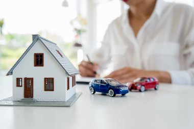 Araba ve ev alana, sigorta için ajan ve sözleşme için tartışmaya müşteri ile model veya gayrimenkul veya özellik arka plan kredi.
