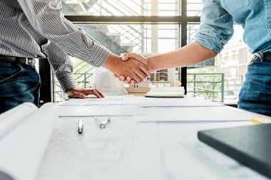 Başarılı iş adamları el sıkışma sonra iyi bir anlaşma. İş anlaşması ve iş adamları.