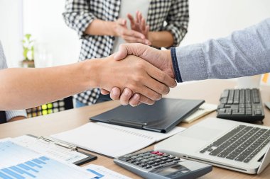 Başlangıç ortakları yeni geliştirme stratejisi fikirlerini tartışıyor.