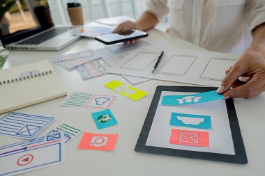 Uygulama planlaması ve şablon düzeni, cep telefonu için çerçeve geliştirme yaratıcı Web Tasarımcısı. Kullanıcı deneyimi (Ux) kavramı.
