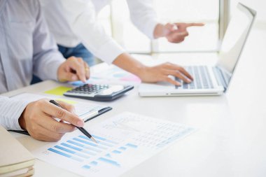 İç Gelir İdaresi 'nin belgeyi kontrol etmede kaydettiği ilerlemeyi gösteren mali rakamları analiz eden bir iş danışmanı. Denetim kavramı