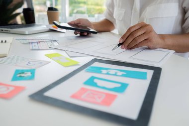 Uygulama planlaması ve şablon düzeni, cep telefonu için çerçeve geliştirme yaratıcı Web Tasarımcısı. Kullanıcı deneyimi (Ux) kavramı.