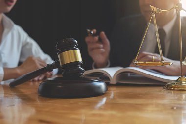 Yargıç Gavin ve Adalet Avukatları hukuk firmasının arka planında takım toplantısı yapıyorlar. Hukuk ve Hukuk Hizmetleri kavramları.