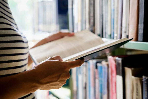 Femme Asiatique Lisant Livre Bibliothèque Concept Lecture — Photo