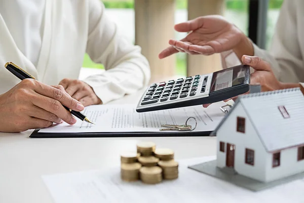 Fastighetsmäklare Och Kund Underteckna Avtal Att Köpa Hus Försäkring Eller — Stockfoto
