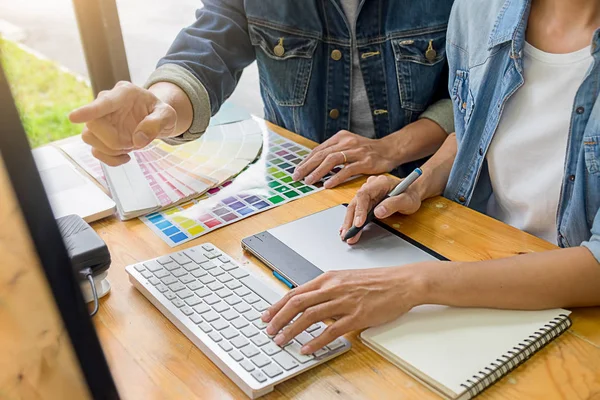 Grafisch Ontwerp Met Kleurstalen Tablet Een Bureau Grafisch Ontwerper Iets — Stockfoto