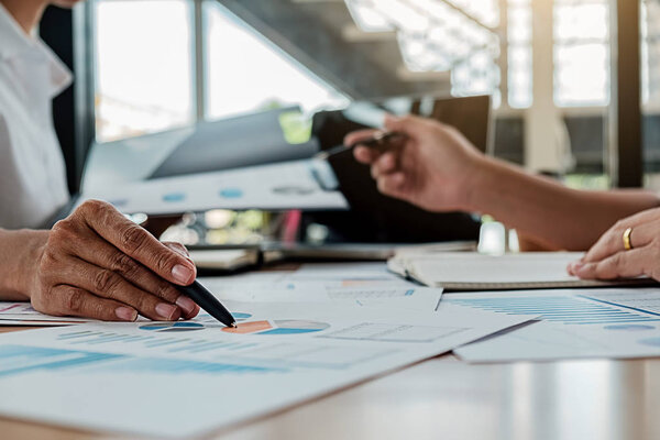 Стартап-партнеры работают в повседневной одежде, обсуждают идеи новой стратегии развития
.