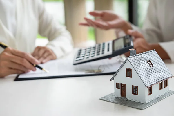 Real Estate Agent Customer Signing Contract Buy House Insurance Loan — Stock Photo, Image