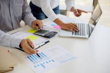 İç Gelir İdaresi 'nin belgeyi kontrol etmede kaydettiği ilerlemeyi gösteren mali rakamları analiz eden bir iş danışmanı. Denetim kavramı