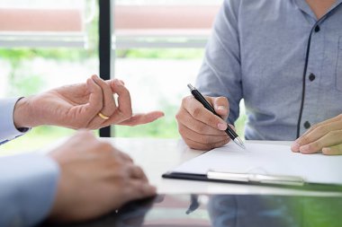 dikkatle dinliyor bir erkek hasta hasta belirtiler açıklayan veya onlar evrak tartışmak birlikte bir Danışma süreci gibi bir soru soran doktor