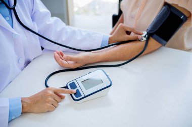 dikkatle dinliyor bir erkek hasta hasta belirtiler açıklayan veya onlar evrak tartışmak birlikte bir Danışma süreci gibi bir soru soran doktor