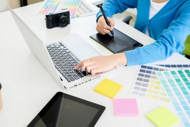 Grafiksel tasarım, renk örnekleri ve kalemler bir masanın üzerinde. Çalışma araçları ve aksesuarları olan mimari çizimler.