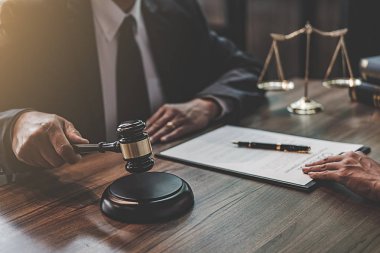 Yargıç Gavin ve Adalet Avukatları hukuk firmasının arka planında takım toplantısı yapıyorlar. Hukuk ve Hukuk Hizmetleri kavramları.