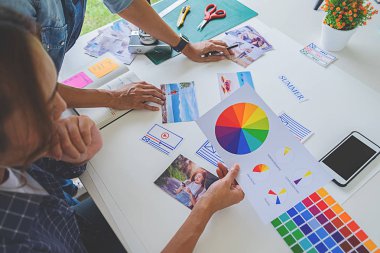 Asya reklam tasarımcı yaratıcı start-up ekibi office fikirleri tartışmak.