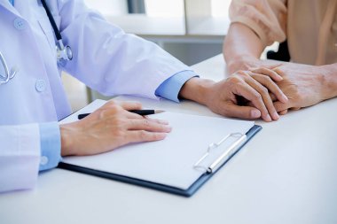 dikkatle dinliyor bir erkek hasta hasta belirtiler açıklayan veya onlar evrak tartışmak birlikte bir Danışma süreci gibi bir soru soran doktor