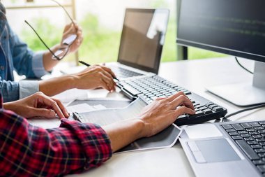 Bir yazılım geliştirme çalışma ve teknolojileri kodlama programcılar. Web sitesi tasarımı. Teknoloji kavramı.