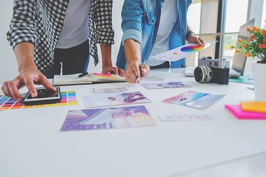 Asya reklam tasarımcı yaratıcı start-up ekibi office fikirleri tartışmak.