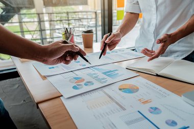 Ortaklar başlatmak için yeni strateji geliştirme fikirleri tartışmak rahat giysiler içinde çalışıyoruz.