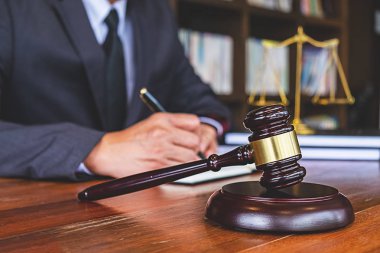 Yargıç Gavin ve Adalet Avukatları hukuk firmasının arka planında takım toplantısı yapıyorlar. Hukuk ve Hukuk Hizmetleri kavramları.