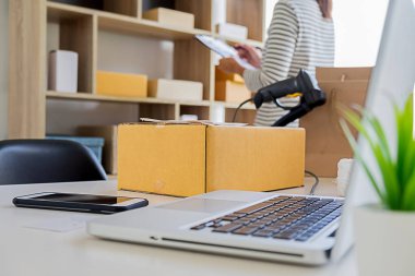 Sürücü ile ile sürüş teslimat hizmeti kurye elinde kutuları. Teslimat kavramı.