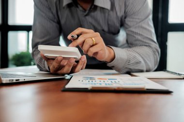 Yönetici iş adam Mali denetim ve sekreter rapor dengesi hesaplama yapma. İç gelir hizmet kontrol belgesi. Denetim kavramı