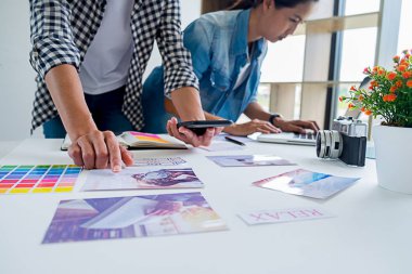 Asya reklam tasarımcı yaratıcı start-up ekibi office fikirleri tartışmak.