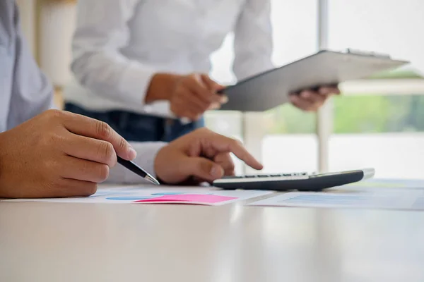 Asesor Negocios Analizando Cifras Financieras Que Denotan Progreso Documento Verificación — Foto de Stock