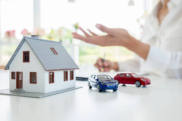 Auto Huis Model Met Agent Klant Bespreken Voor Contract Kopen — Stockfoto