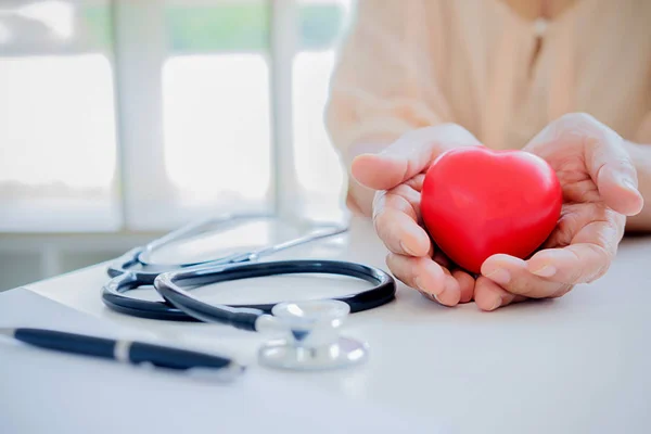 Doktor Stetoskop Drží Srdce Lékař Pacient Místnosti Koncepce Zdravotnictví — Stock fotografie