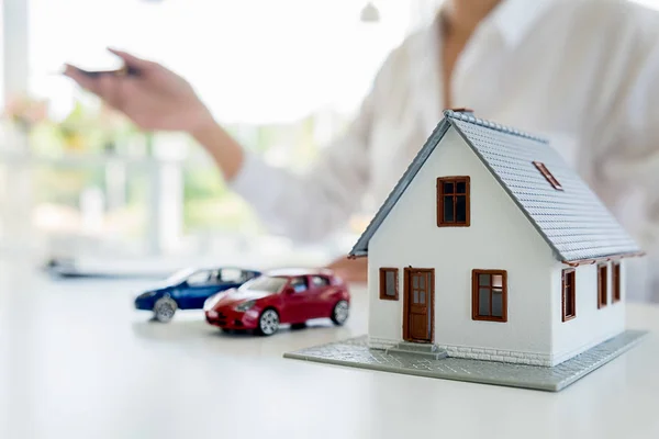 汽车和房屋模型与代理商和客户讨论合同购买 获得保险或贷款房地产或物业背景 — 图库照片