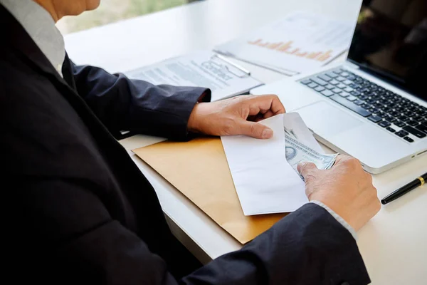 Geschäftsmann Der Geld Gibt Während Einen Deal Zur Vereinbarung Eines — Stockfoto