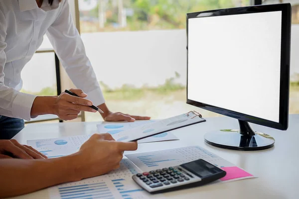 Bedrijfsadviseur Die Financiële Cijfers Analyseert Die Het Verloop Van Interne — Stockfoto