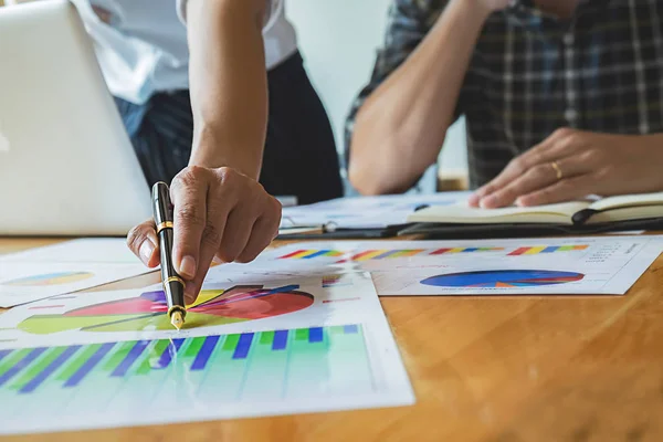 Socios Start Están Trabajando Ropa Casual Discutiendo Las Ideas Para — Foto de Stock