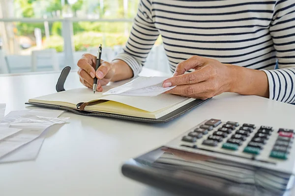 Mujer Con Cuentas Calculadora Mujer Usando Calculadora Para Calcular Cuentas — Foto de Stock