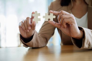 İş kadını bağlantı parçalı bulmaca eller. İş çözümleri, başarı ve strateji kavramı. Seçici odak ile fotoğraf kapatmak.