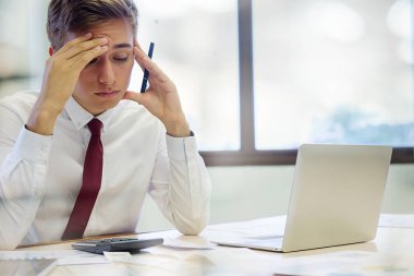 bir fatura ve hesap makinesi ile. Faturaları Office masada hesaplamak için hesap makinesi kullanan kadın. Maliyetleri hesaplama.